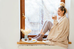 Frau bei Fenster xs